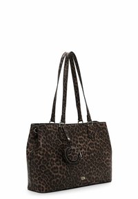 Sac fourre-tout en imprimé léopard dans des tons de marron et noir, avec deux longues poignées, des éléments en métal, et une pochette circulaire amovible. Texture lisse.