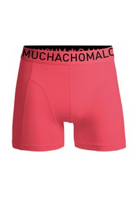 Rózsaszín boxernadrág rugalmas anyagból. Fekete gumírozott derékrésszel rendelkezik, amelyen fehér színnel van nyomtatva a "MUCHACHOMALO" logó. Sima textúrájú.