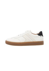 Sneakers bianchi in pelle con finitura textured, suola in gomma naturale e un accento nera sul tallone. Presentano una semplice allacciatura e un design minimalista.