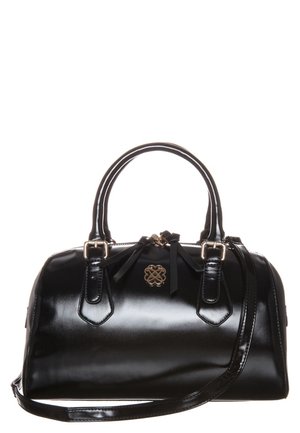 Sac à main noir brillant avec double poignée, une bandoulière amovible, un emblème décoratif doré central et une fermeture éclair avec pompons.