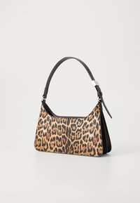 Borsa a spalla con stampa leopardata, dotata di un'esterno liscio, accentata in pelle nera e con manico curvo. Presenta una forma elegante e moderna.