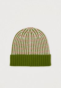 Bonnet tricoté en vert, avec des rayures verticales alternées de rose clair et de crème, et une large bordure côtelée à la base.