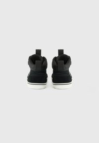 Sorte høy-top sneakers med et teksturert stoffoverdel, semsket skinn detaljer, hvit gummisåle og hemper ved hælen for enkel påkledning.