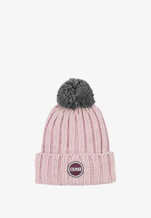 Różowa prążkowana dzianinowa czapka typu beanie z dużym ciemnoszarym pomponem na górze oraz okrągłą naszywką z logo Colmar w bordowo-białych kolorach na mankiecie.