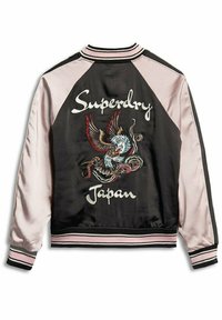 Czarna satynowa bomberka z długimi różowymi rękawami; posiada haftowany wzór orła i węża; tekst "Superdry Japan" w kolorze białym.