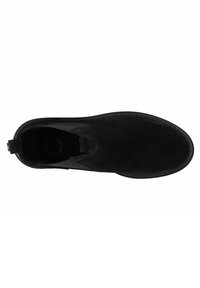 Zwarte nubuck enkellaars met een ronde neus, elastische zijkanten en een kleine hak; voorzien van een trekband voor gemakkelijke aan- en uittrekken.