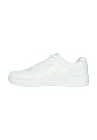 Sneaker bianco con una tomaia sintetica liscia, lacci piatti, colletto imbottito, suola flessibile e dettagli di branding sottili sui lati.