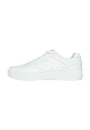Sneaker bianco con una tomaia sintetica liscia, lacci piatti, colletto imbottito, suola flessibile e dettagli di branding sottili sui lati.