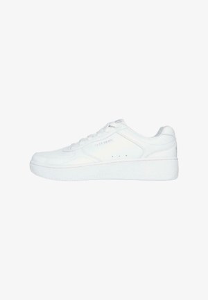Sneaker bianco con una tomaia sintetica liscia, lacci piatti, colletto imbottito, suola flessibile e dettagli di branding sottili sui lati.