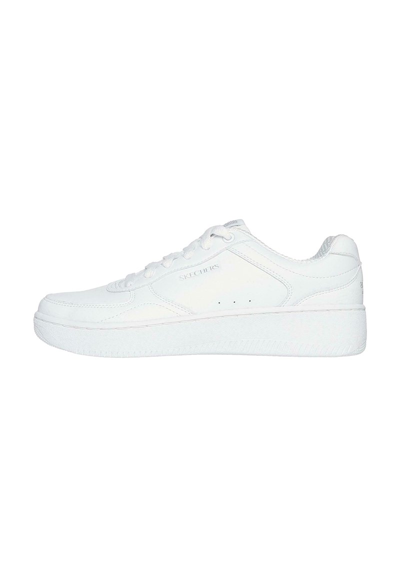 Sneaker bianco con una tomaia sintetica liscia, lacci piatti, colletto imbottito, suola flessibile e dettagli di branding sottili sui lati.