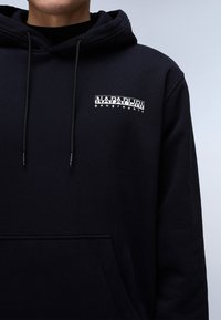 Felpa nera con cappuccio e tasca frontale, caratterizzata da un logo bianco sul lato sinistro del petto e cordini regolabili. Tessuto morbido e strutturato.