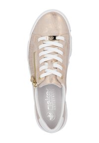 Schnürsneaker aus metallic hellgoldenem Leder mit weißen Akzenten, ausgestattet mit einem seitlichen Reißverschluss und einem strukturierten Muster an der Seite.