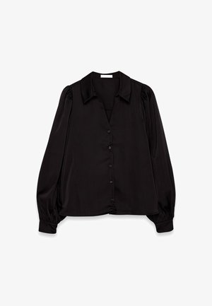 Blouse en satin noir avec col, fermeture par boutons et manches longues bouffantes ; texture lisse et coupe détendue.