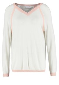 Maglione bianco a maniche lunghe con rifiniture rosa sul collo a V, sui polsi, sull'orlo e sulle cuciture delle maniche raglan.