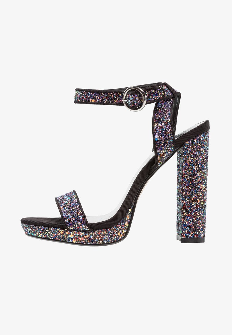 Sandale à talon haut avec un talon épais et une bride à la cheville couverte de paillettes multicolores et une boucle argentée sur la bride.