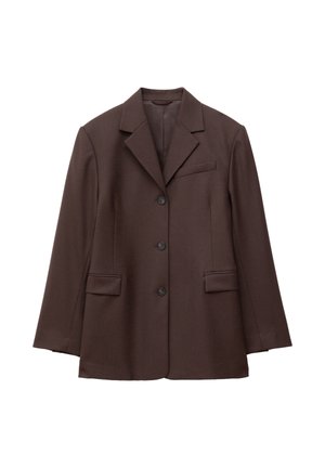 Blazer marrone monopetto con tre bottoni, colletto con revers a intaglio, due tasche frontali con pattina e una tasca a filetto sul petto.