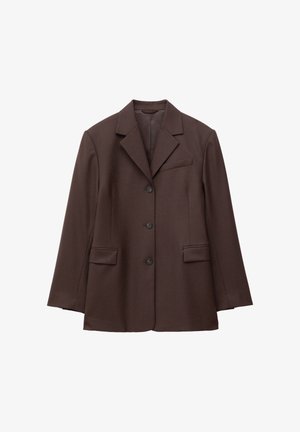 Blazer marrone monopetto con tre bottoni, colletto con revers a intaglio, due tasche frontali con pattina e una tasca a filetto sul petto.