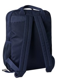 Granatowy plecak z wyściełanymi paskami na ramiona, teksturowanym materiałem, siateczkowymi kieszeniami bocznymi oraz podwójnymi uchwytami u góry, zapewniającymi różne opcje noszenia.