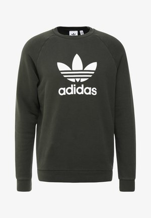 Tmavě zelená mikina Adidas s bílým logem Trefoil a textem uprostřed vpředu, dlouhými rukávy a kulatým výstřihem.