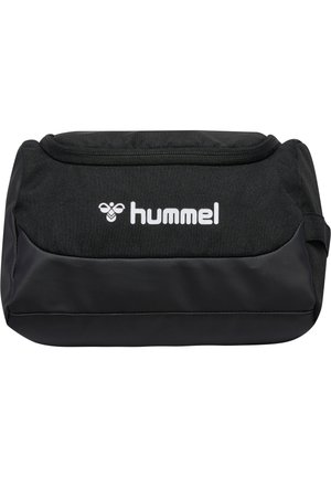 Sort rektangulær sportstoilettaske med lynlås og hvid hummel-logo foran, lavet af stof og glat materiale.