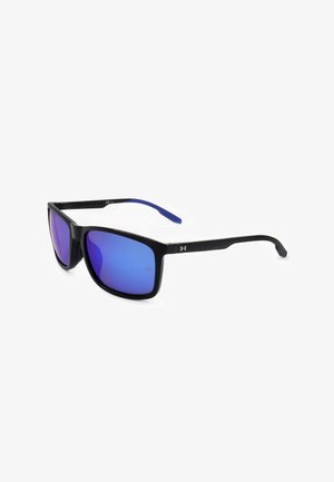 Occhiali da sole rettangolari neri con lenti specchiate blu e aste leggermente incurvate con un piccolo logo sulla stanghetta.