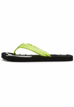 Infradito neri con cinturini in tessuto verde brillante e logo Puma bianco sulla suola, mostrati in vista laterale su sfondo bianco.
