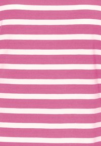 Triibuline pluus roosa ja valge toonides, millel on horisontaalsed triibud. Kangas tundub pehme ja sileda tekstuuriga. Lihtne disain.