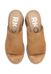 Sandali aperti in suede marrone con soletta in sughero e suola in gomma testurizzata. Presentano una parte superiore ampia e morbida che copre il piede. Visibile il marchio RKO.