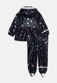 Svart regndress med en blank finish, prydet med fargerike dyremønstre og sløyfer. Inkluderer hette, elastiske mansjetter og justerbare stropper.