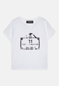 Vit bomull t-shirt med svart grafisk tryck av en gatsskylt från Paris med texten "21 rue St. Guillaume" och logotyp. Kort ärm, rund halsringning.
