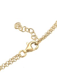 Bracciale in oro con chiusura a gancio e estensione a maglia, caratterizzato da una texture liscia e maglie rotonde.