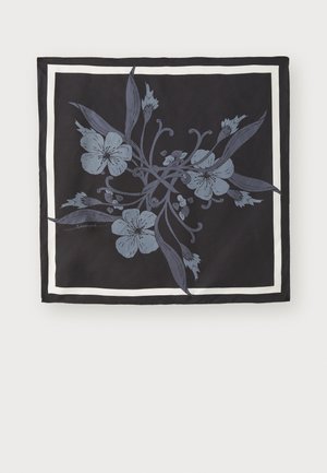 Svart skjerf med blomstermønster i nyanser av blått, rammet inn med en hvit kant. Lettvektig, glatt tekstur. Firkantet form.