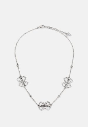 Sølvkæde med tre udsmykkede sammenlåste G-formede vedhæng jævnt fordelt langs kæden og en lille trekantet logotag nær låsen.