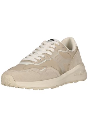 Beige lavtop sneaker med hvide snørebånd, gummisål, ruskind og læderdetaljer samt polstret inderfor, vinklet for at vise front og side.
