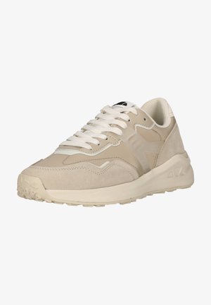 Beige lage sneaker met witte veters, rubberen zool, suède- en lederen details en gevoerde binnenkant, schuin weergegeven om voorkant en zijkant te tonen.