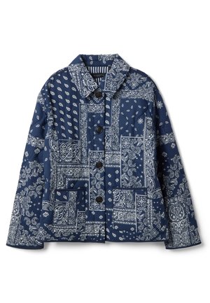 Marineblaue Jacke mit weißen Paisley- und Bandana-Patchworkmustern, zwei vorderen Taschen, flach auf einem weißen Hintergrund liegend.