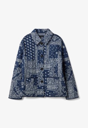 Chaqueta azul marino con botones, con patrones de estampado paisley y bandana en blanco, y dos bolsillos delanteros, extendida sobre un fondo blanco.