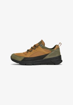 Vetersneaker met een combinatie van tannemesh en suede, met olijfachtige accenten en een gestructureerde, zwarte rubberen zool. Zijaanzicht.