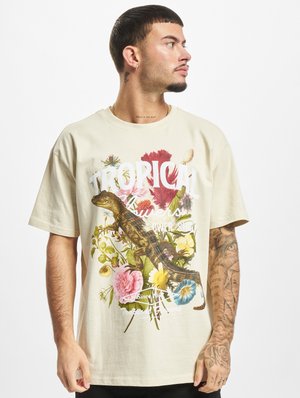 Upscale by Mister Tee T-shirts print - sand