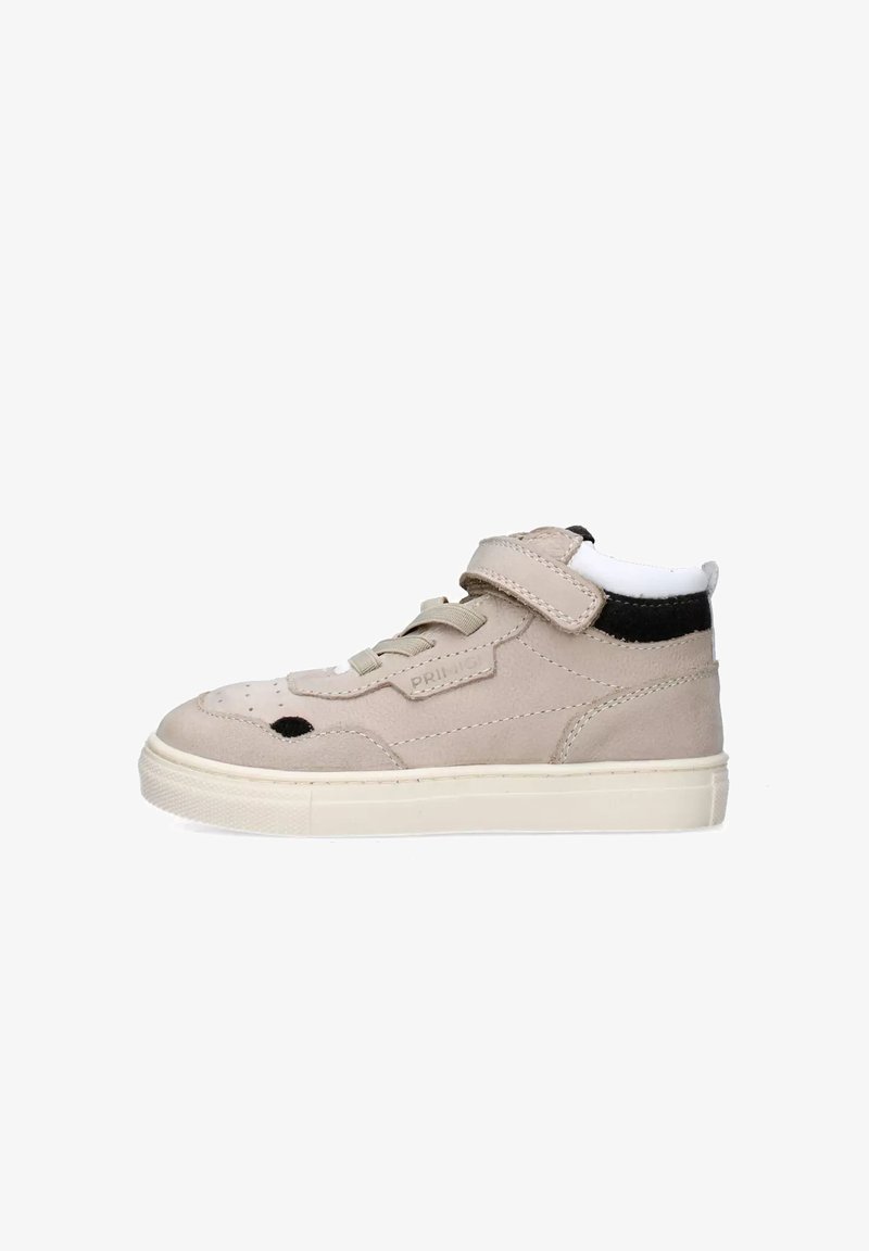 Sneaker alta in suede beige chiaro con colletto bianco, accenti neri, punta rotonda, chiusura con lacci e strap in Velcro. Suola in gomma texturizzata.