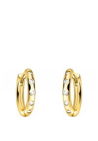 Goldene Creolen mit glatter Oberfläche, die jeweils drei kleine, klare Kristalle in einer gebogenen Linie enthalten.