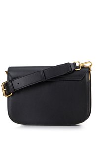 Schwarze Leder-Schultertasche mit goldenen Beschlägen, verstellbarem Träger, rechteckiger Form, glatter Textur und schrägem Klappendesign.