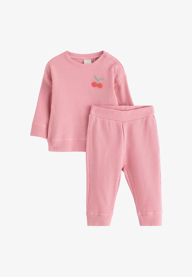 Roze geribbelde knit loungewear set met een lange mouwen top met kersborduursel en bijpassende broek met elastische taille.