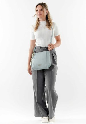 Borsa a tracolla in pelle texturizzata di colore blu chiaro, di forma rettangolare, con una lunga tracolla singola e un piccolo dettaglio metallico sulla parte anteriore.