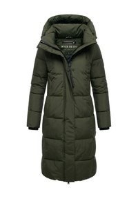 Lunga giacca a vento verde oliva con cappuccio, chiusura con zip sul davanti, polsini elasticizzati e texture trapuntata. Presenta un'etichetta con logo all'interno del colletto.