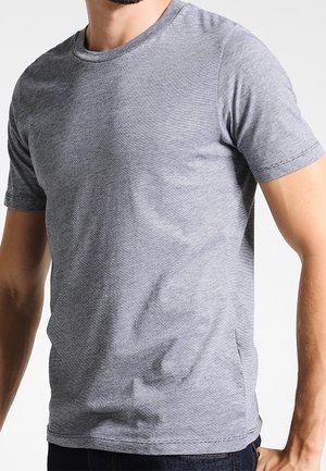 T-shirt gris à manches courtes avec un col rond, fabriqué en tissu doux et texturé, présentant un motif rayé discret et une coupe droite.