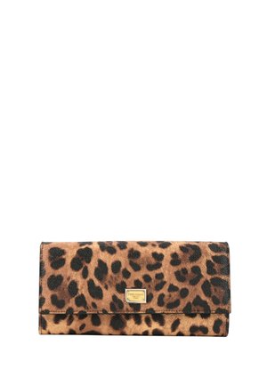 Rektangulær tegnebog med leopardmønster i brun og sort, med et lille rektangulært gyldent mærke foran.