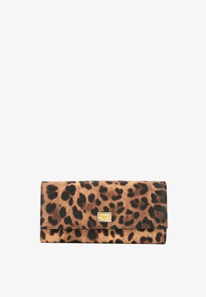 Rechthoekige portemonnee met luipaardprint in bruin en zwart, met een klein rechthoekig gouden merklabel aan de voorkant.