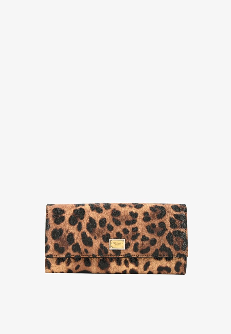 Portefeuille rectangulaire avec motif léopard marron et noir, avec une petite étiquette de marque dorée rectangulaire à l'avant.