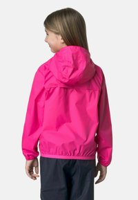 Giacca impermeabile rosa con cappuccio, polsini elasticizzati e vita arricciata. Tessuto liscio, materiale leggero e costruzione semplice.